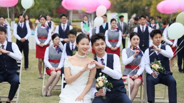 凯耀配资 成都一高校为66对情侣开派对